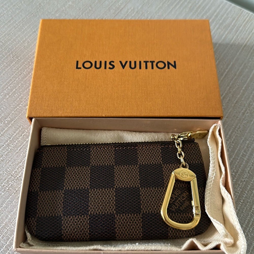 Authentic Louis Vuitton Damier Ebene key pouch in really great condition.
